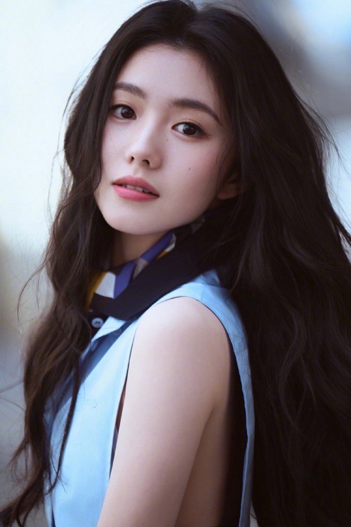 刘浩存巴黎街头走两步就出片了刘浩存大花气场刘浩存巴黎街头随拍氛围感拉满！慵懒卷发