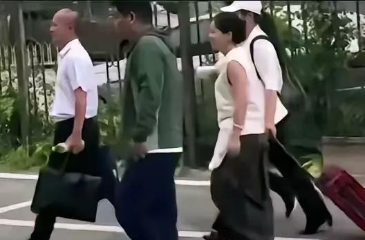 会议结束了，老郭向大家挥手致意。高举手臂是一种情绪高涨的肢体动作，可能表示兴奋，