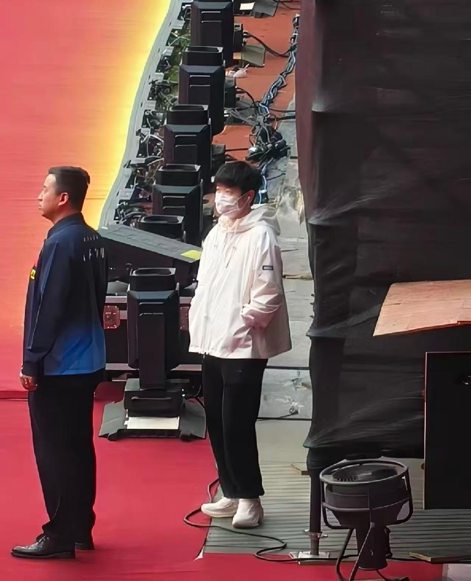 莎莎现身河北亚运会彩排现场，虽然风中头发有些凌乱，但是她学的好认真，终于又