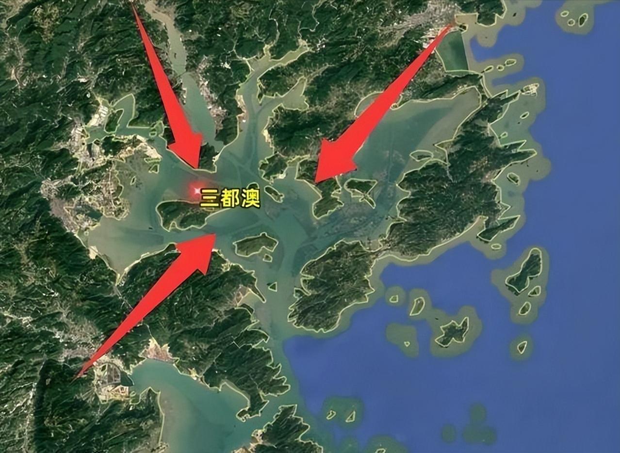 中国藏着个“海上王牌”！能容百艘航母，美国海军看了都眼红。 中国东南沿海，藏