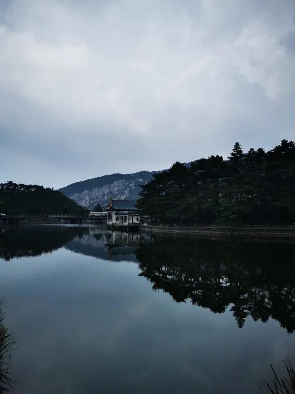 庐山和黄山哪个更值得去，还真不好说。黄山那是出了名的美，“五岳归来不看山”的赞