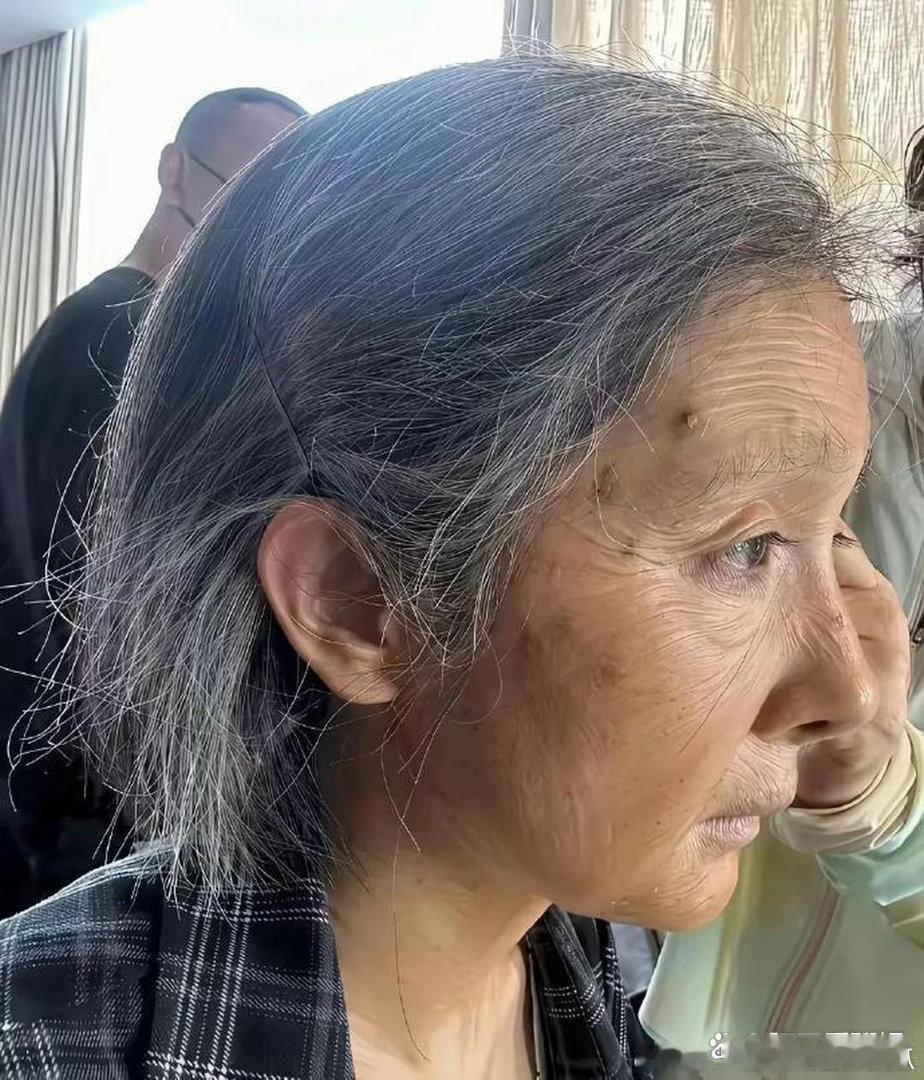 杨幂的老年妆整体看上去很自然，唯独睫毛太违和，哪个老年人睫毛能长这么长还这么翘的
