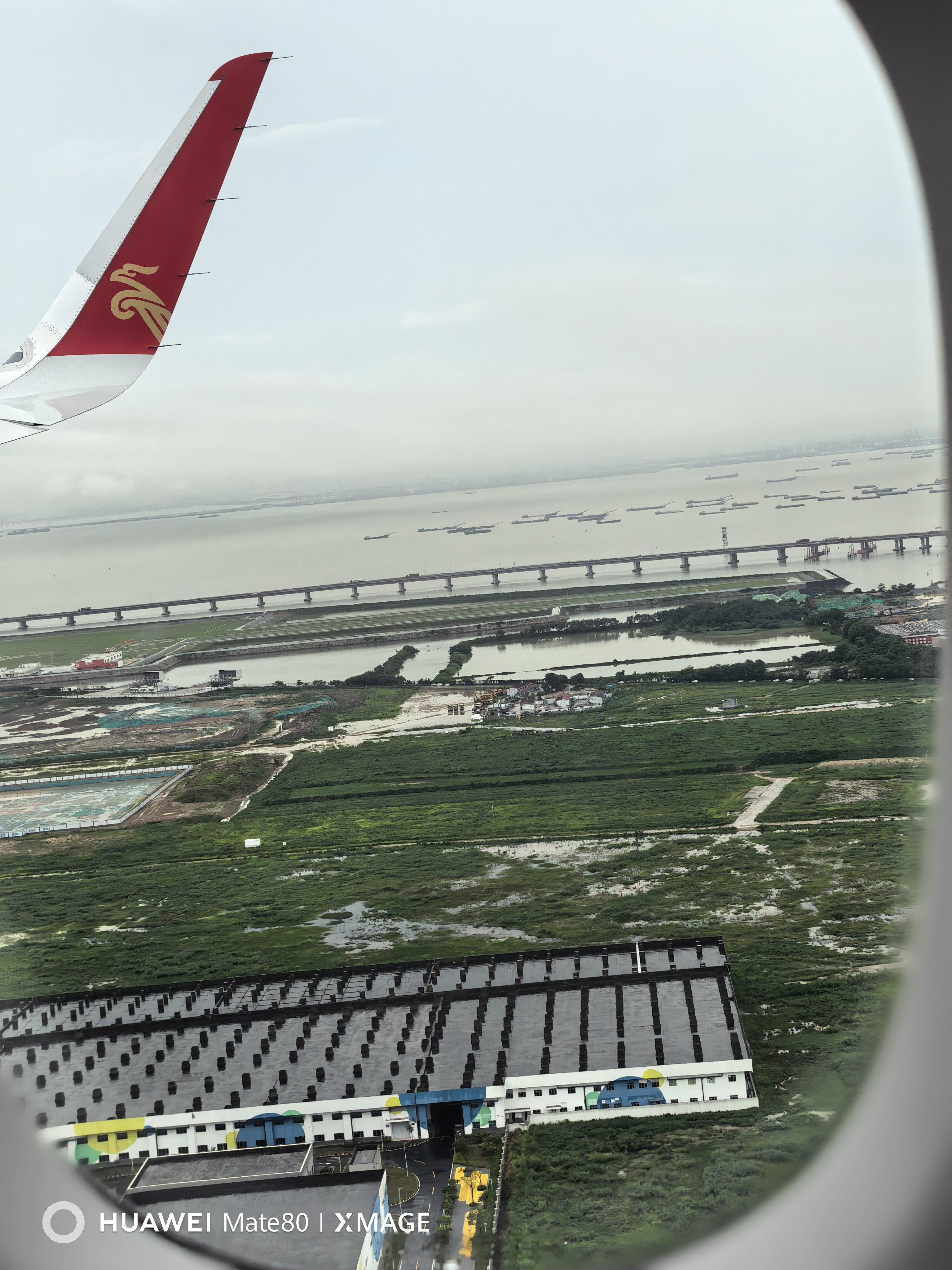 深圳暴雨，飞机绕宝安机场数圈后才平稳着陆。