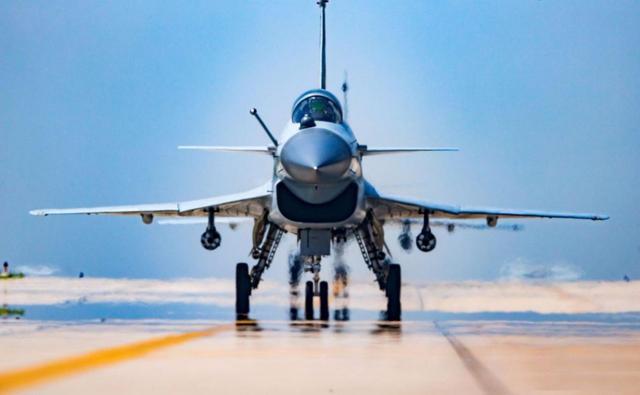 中型战机逆袭记：歼10C凭啥“挑落”两大重型王牌？在西北大漠的空战演练场上