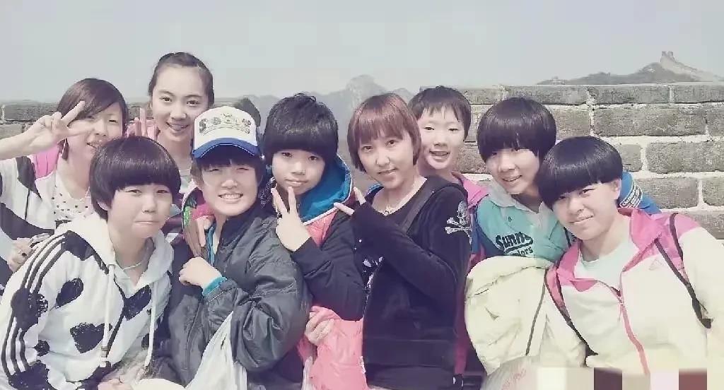 国乒早期女队穿搭竟是这样的！曼昱穿的运动服是在贵州苗子集训记录片里的一样，这应