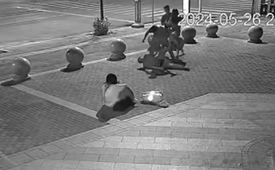 “冤不冤？”山东聊城，女儿考试失利，半夜离家出走，父亲得知后，气不过，当街打了女