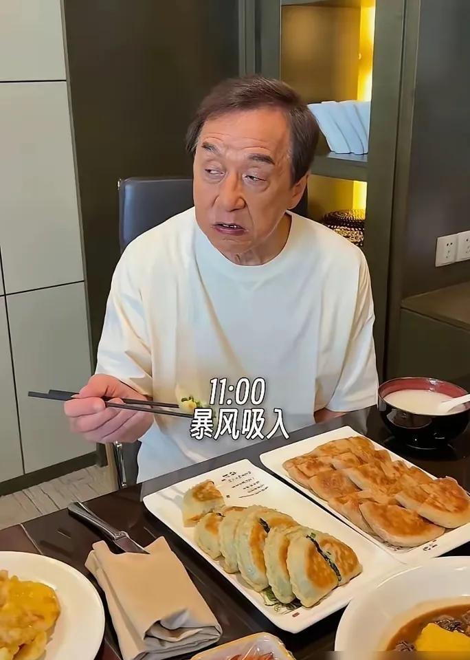 70多岁的成龙，一顿饭把半个娱乐圈的“养生焦虑”吃没了。别人上了年纪，饭桌上是水