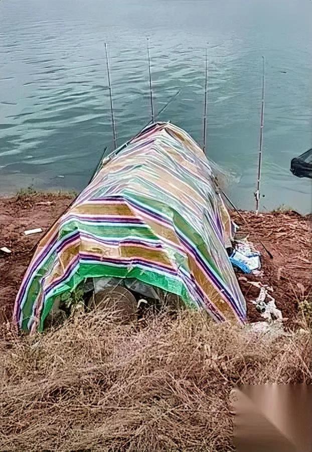 湘江边的油布棚，藏着猫腻。钓鱼人换班守着，钓的鱼却不是自己吃。有市民瞅见