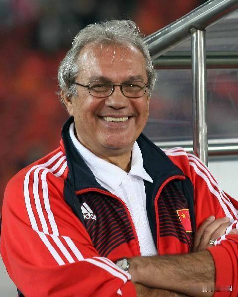 2006年10月，塞尔维亚教练拉托米尔·杜伊科维奇接过中国国奥队教鞭时，身后是“