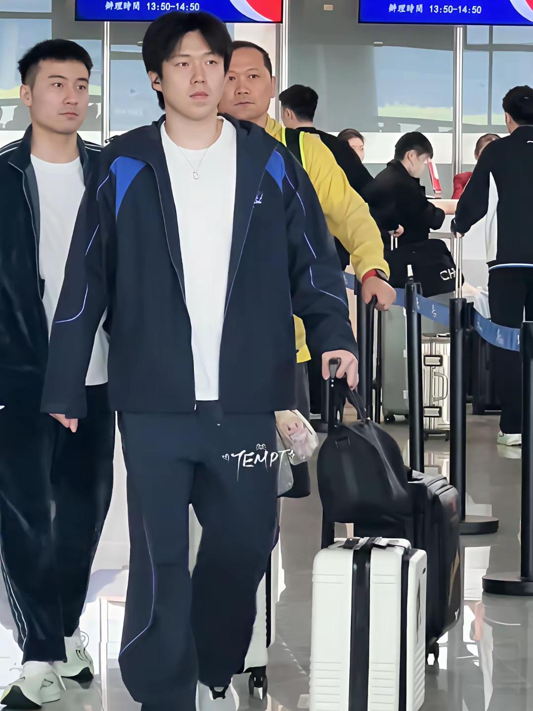 不能不说，走在成都机场的头哥，气场强大，帅气十足。还真别说，皮肤白晰的头哥审美