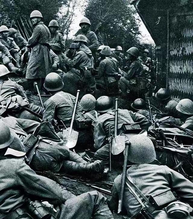 不得不承认，日本鬼子的单兵装备较为齐全。从图中可见，每名士兵都配备了小铁锹。日本