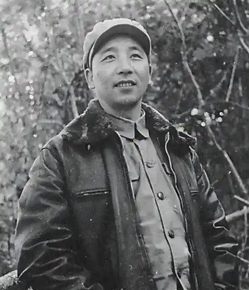 1932年，徐向前骑马路过死人堆时，发现其中一具尸体是自己手下的一名连长，并且身