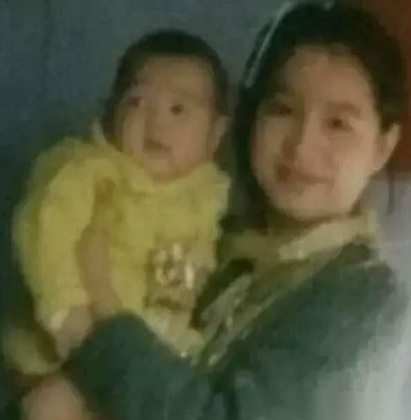 那年她25岁，抱着个4岁的娃回到北京，门一开，她妈脸都绿了。第一句话就是骂她，