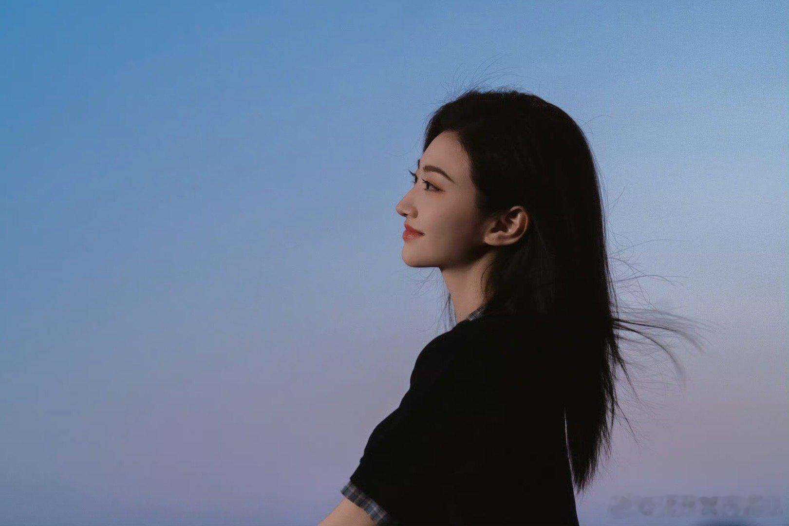 景甜赏心悦目的侧颜景甜简直是长在了我们的审美点上，她的侧颜真的可以称之为赏心悦