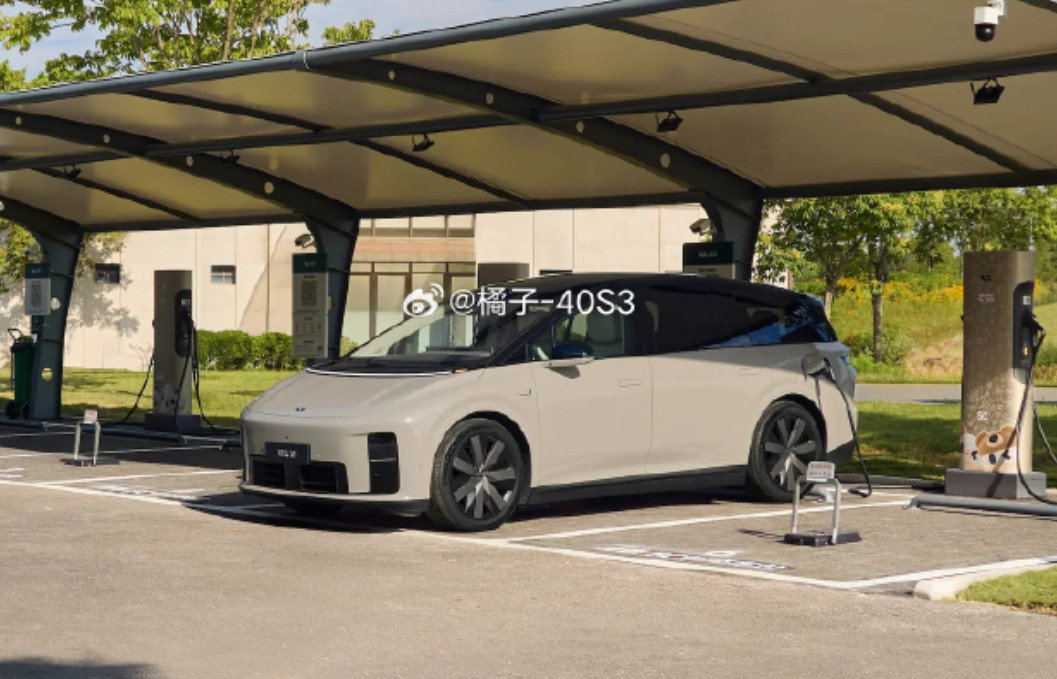 理想i8的实车图正式曝光造型看起来挺酷的乘坐的空间也挺大就是整车