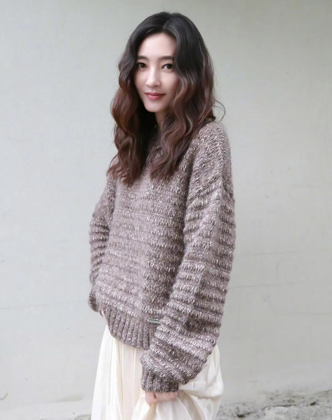 王丽坤这组秋日随拍美到失语！毛衣配纱裙的松弛感绝了王丽坤的秋日氛围感穿搭太