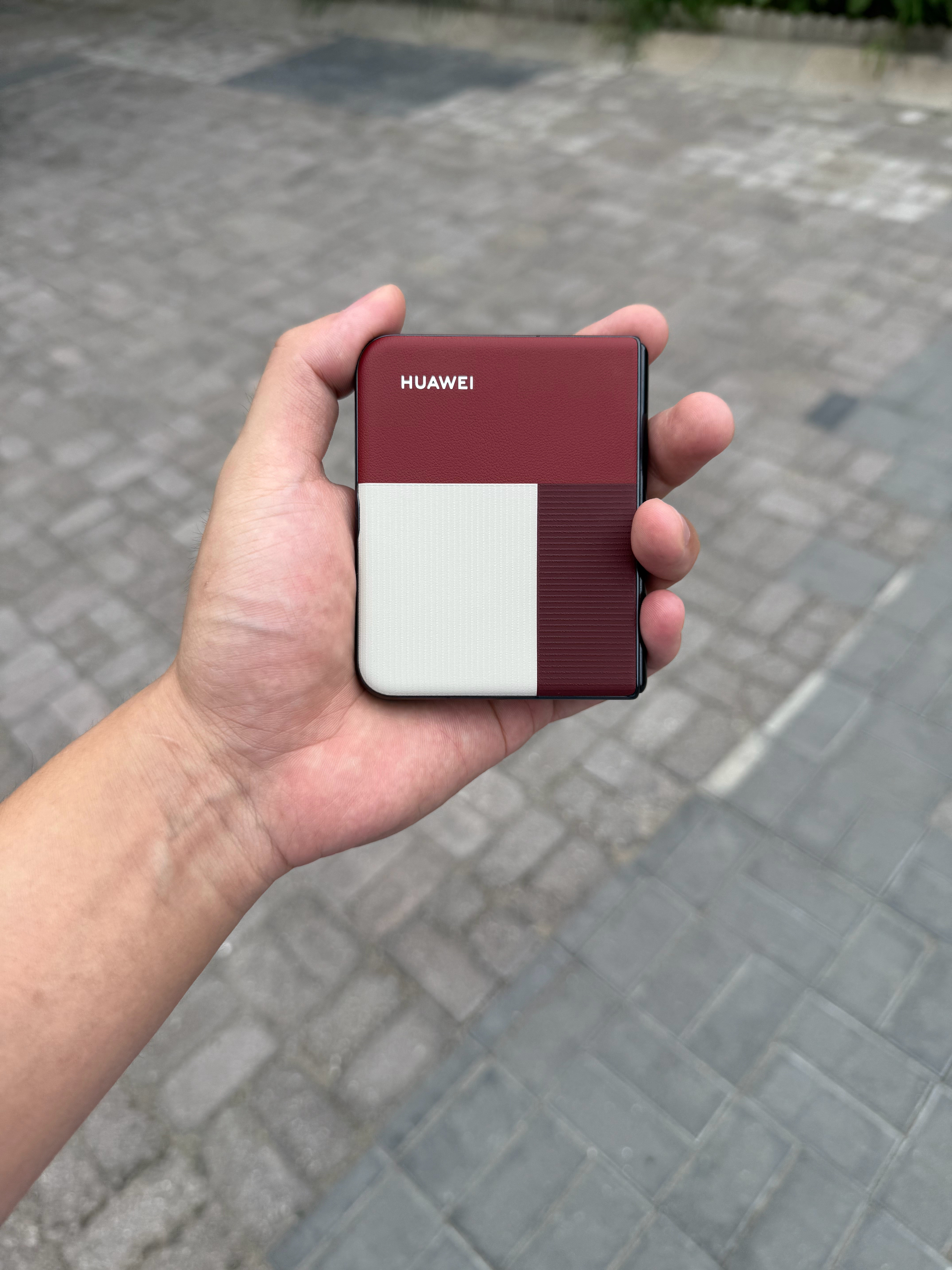 折叠屏形态越来越多，横向内折、阔折叠、三折叠，各有各的玩法。横向内折最成熟，打开