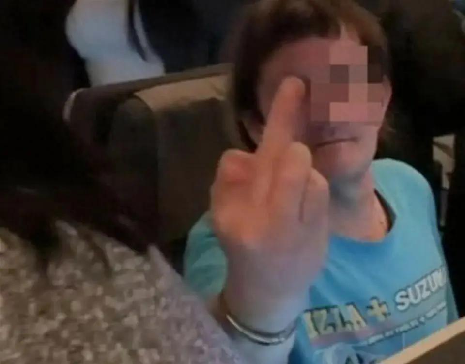 英国自诩绅士国度，却有英国男子在中国航班上毫无底线地大闹滋事。3月5日，南