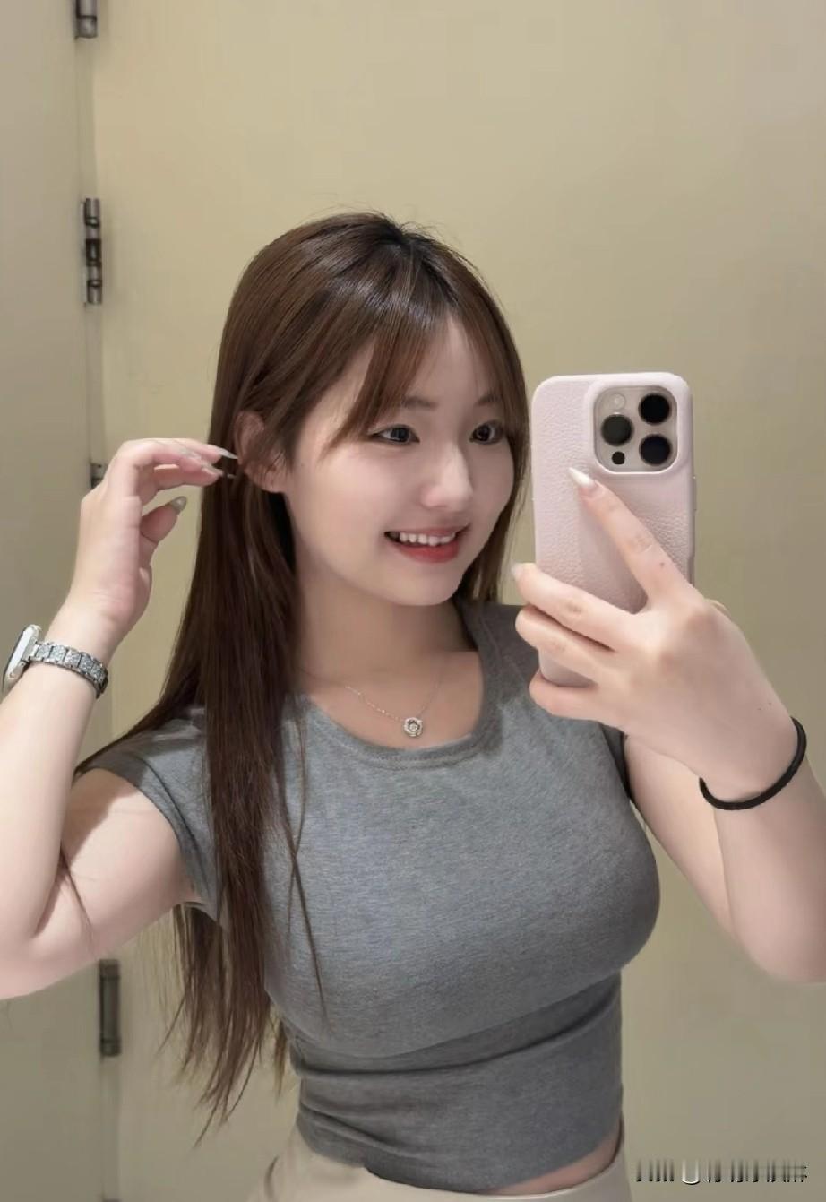 元气少女自拍，微笑与手机的完美搭配