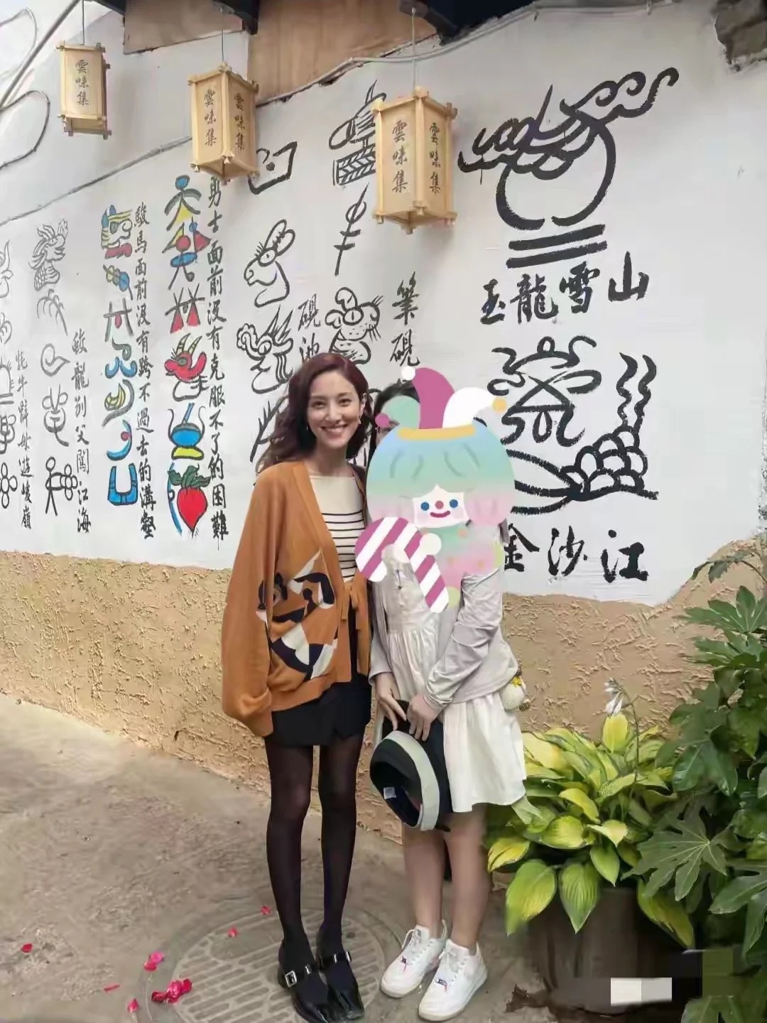 不愧是当年的港姐冠军，颜值放到现在依旧碾压普通人