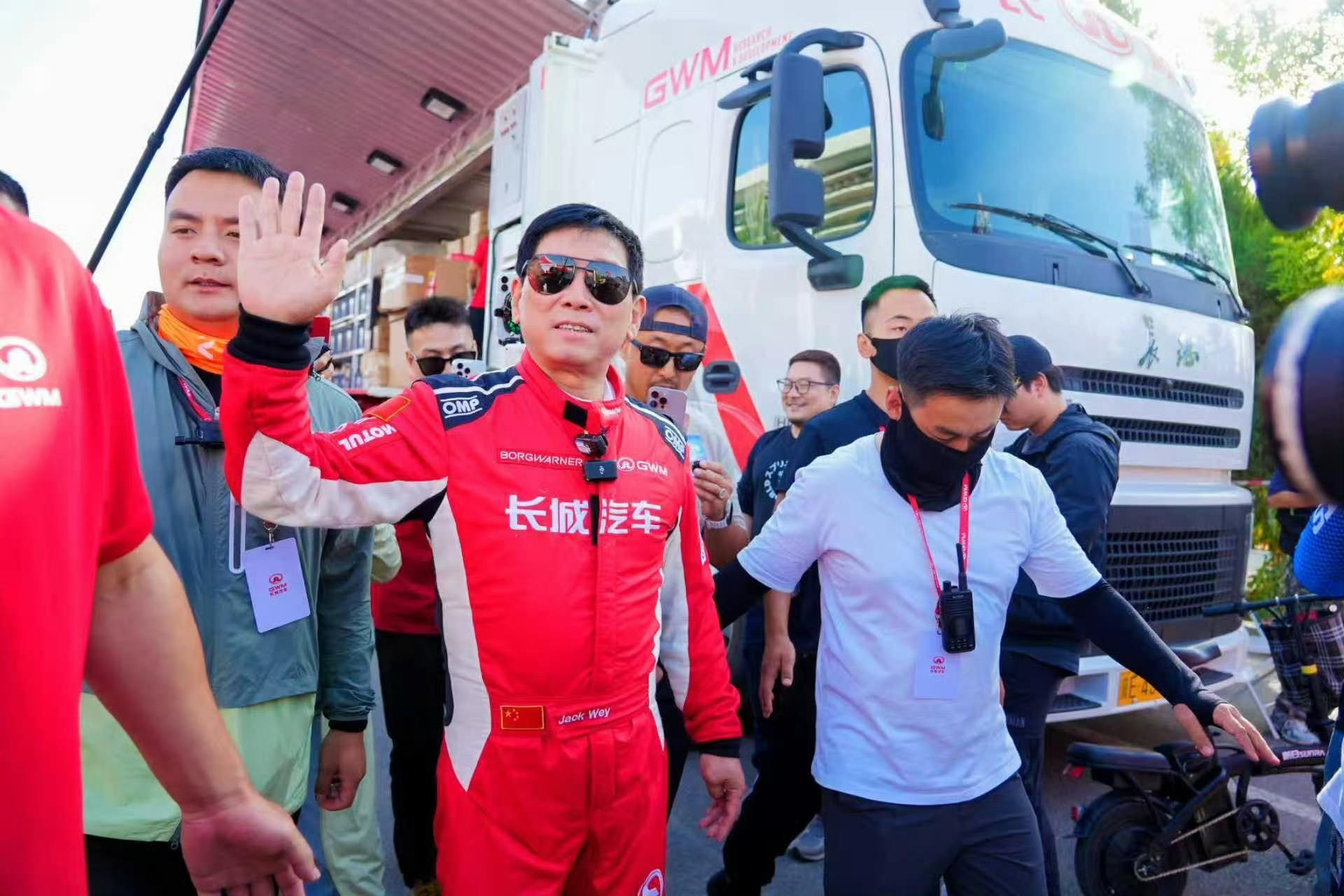 长城汽车赛车队在敦煌越野耐力赛中，老魏驾驶二代哈弗H9柴油版，首次出征并顺利完赛