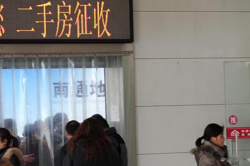 南京楼市：截至9月15日，南京主城房价跌幅有所收窄。鼓楼区从3万跌至2.7