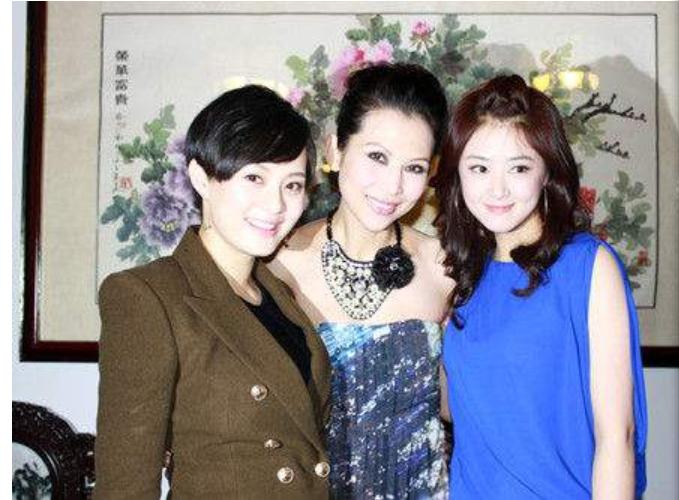 “华妃甄嬛皇后”的合影，华妃果然最好看，不管是古装还是现代装，那浓浓女人味是模仿