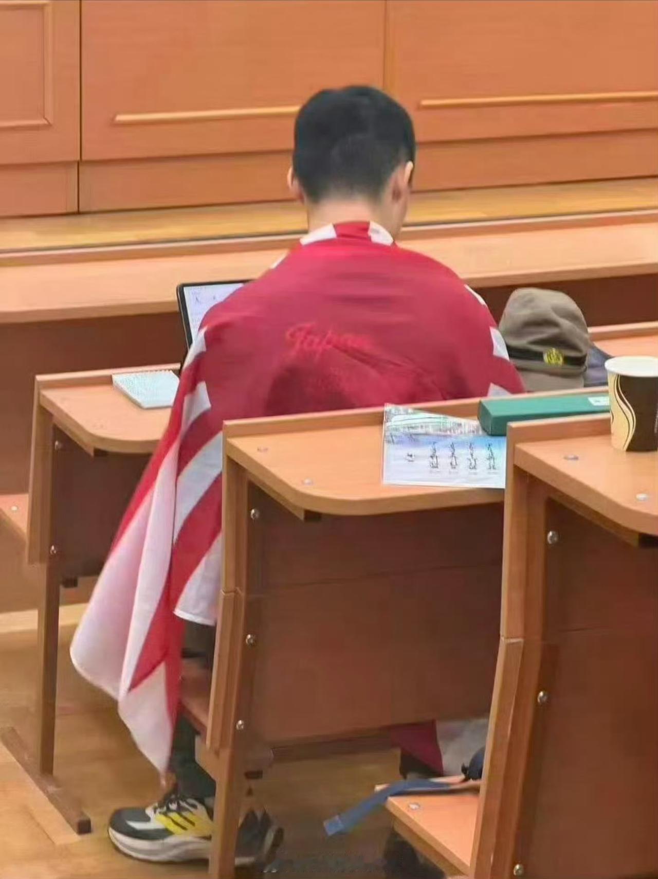 实锤了，那个留学生的道歉是被迫的，不是真心实意的。因为他真的是精日分子，有网友扒