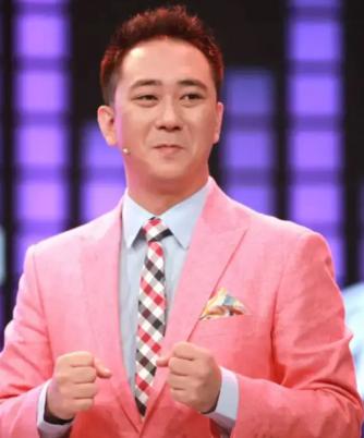 [点赞]当年，王自健因为说错话，被妻子打了500个耳光，他卑微地跪地求饶：别打