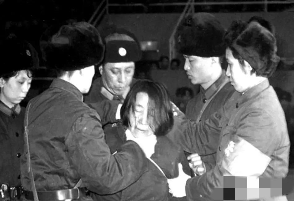 1980年2月8日，哈尔滨工人体育馆挤满了五千多人，大门推开，两名法警押着一个头