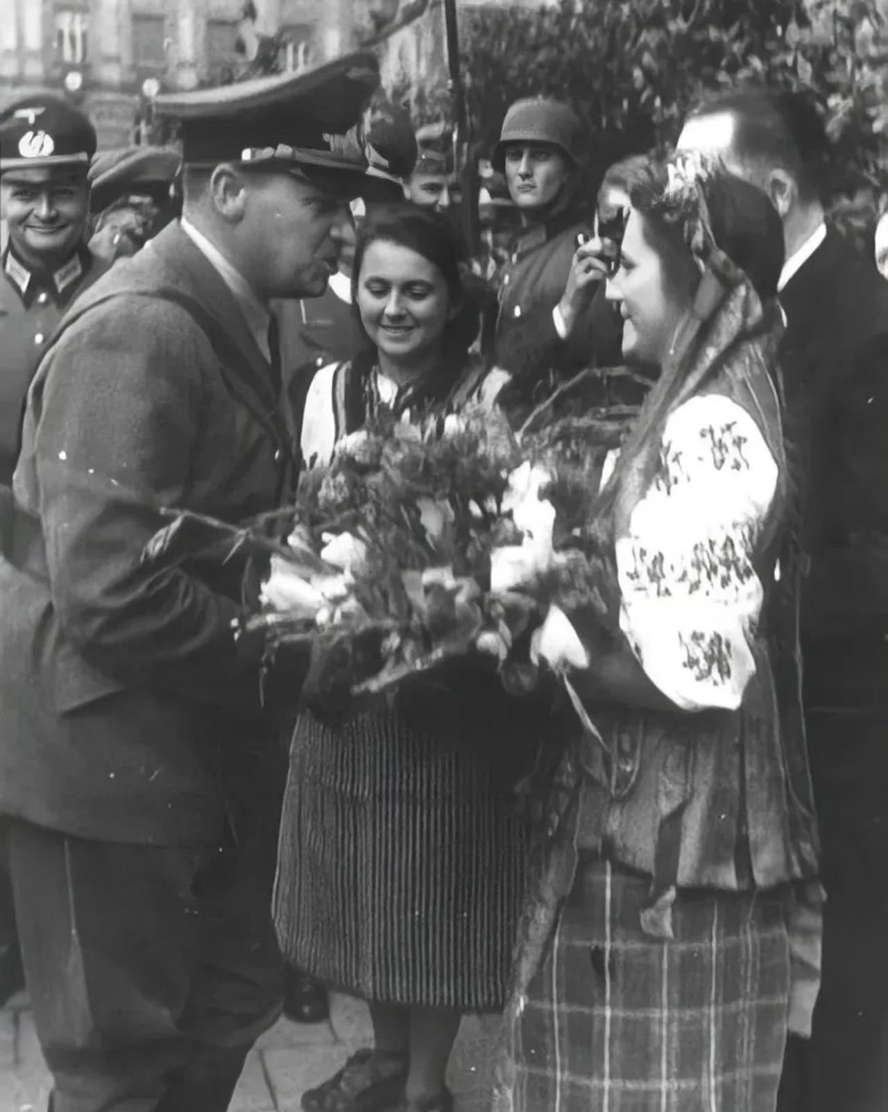 别再拿这张1941年利沃夫的老照片断章取义，宣称乌克兰人天生拥护纳粹侵略者。二战