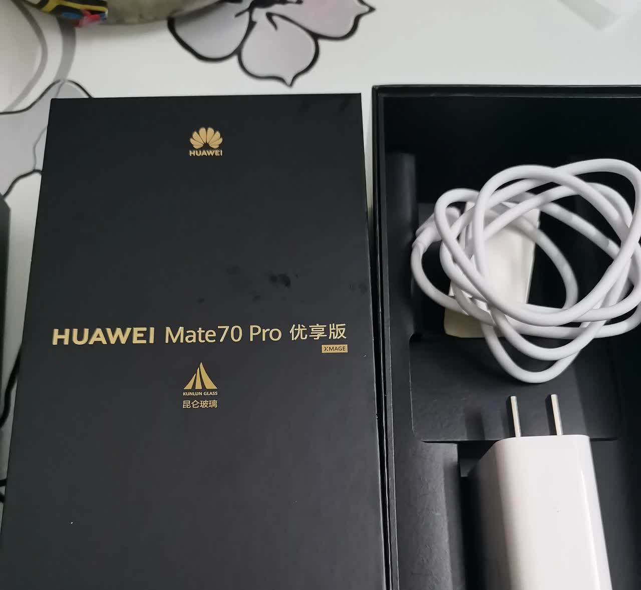 昨天上午买的华为Mate70，下午就到手了，这速度必须点赞！不得不说，这手机充电