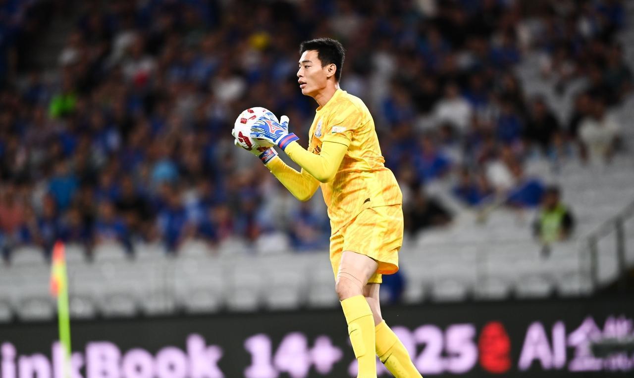 上海申花知名球迷619讽刺了门将薛庆浩，619感觉薛庆浩守门思路不会变通，开球都