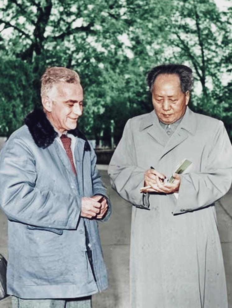 建国后，六十年代初，毛主席又一次见到了自己的老朋友、美国著名记者斯诺，并欣然为他