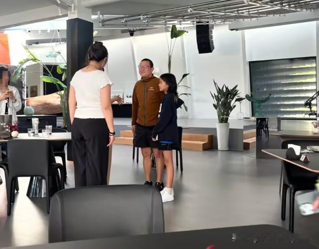 梅婷老公曾剑这次带娃被拍，可真是让大伙儿看到了“幸福的模样”另一面！说实话，单