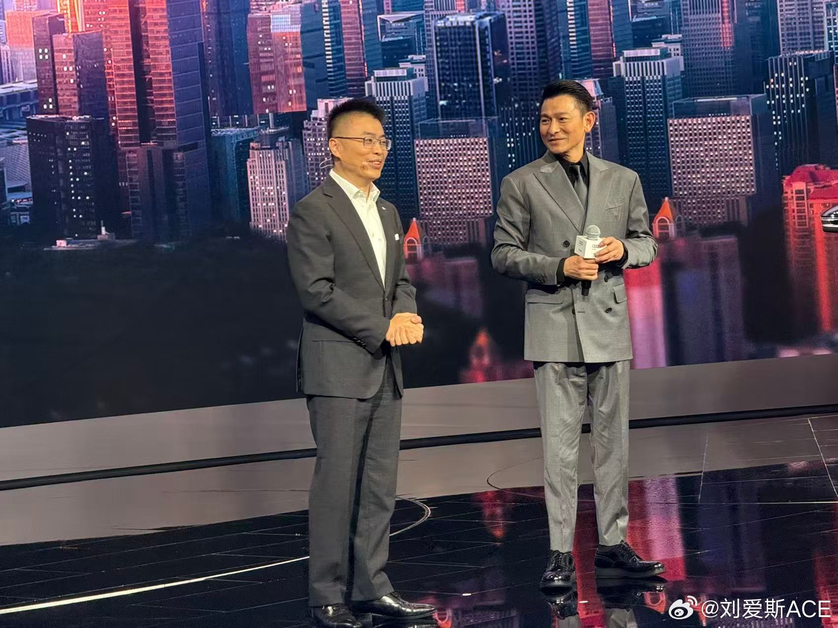 2025粤港澳大湾区车展好好好，你们不去看车模偏要看刘德华？再挤我真的要给我挤瘦