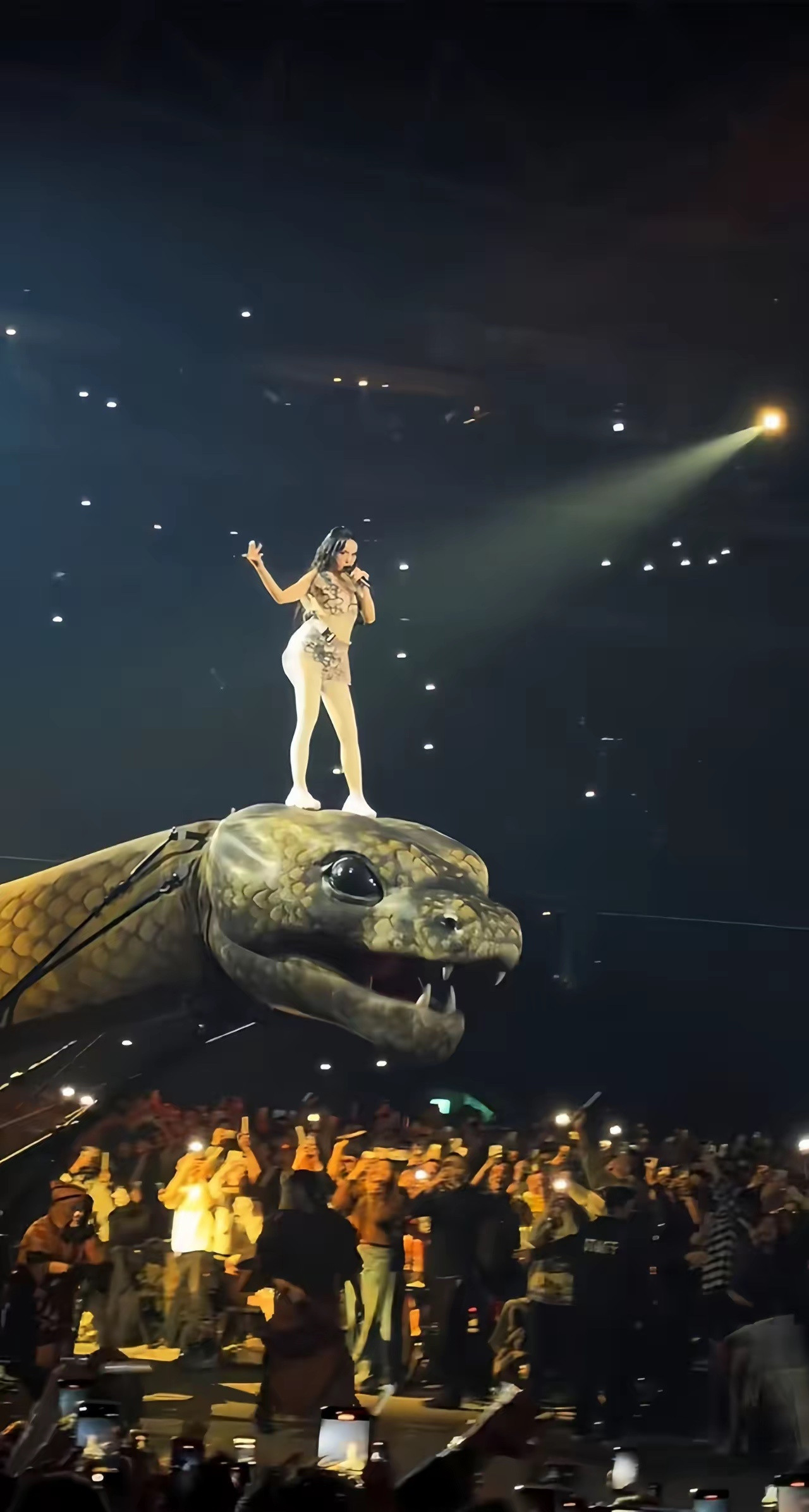 专心搞事业的蔡依林有多飒？她骑着巨蛇唱着美杜莎来了！真是墙都不服就服你了蔡姐台北