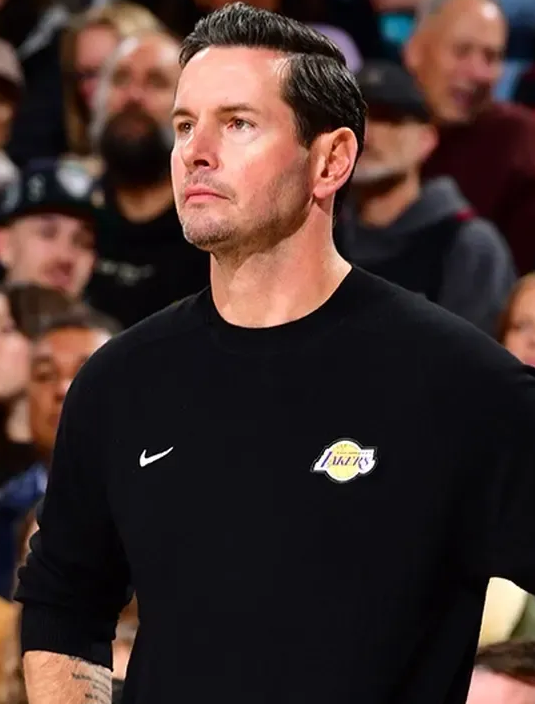 NBA常规赛，湖人主场118-116险胜马刺。赛后，湖人主帅JJ-雷迪克接受了媒