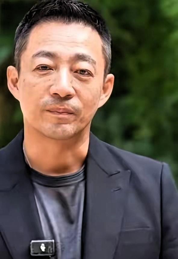 谁能想到，离开了直播美颜滤镜，镜头下的汪小菲，真实状态和往日画面反差这么大。在欧