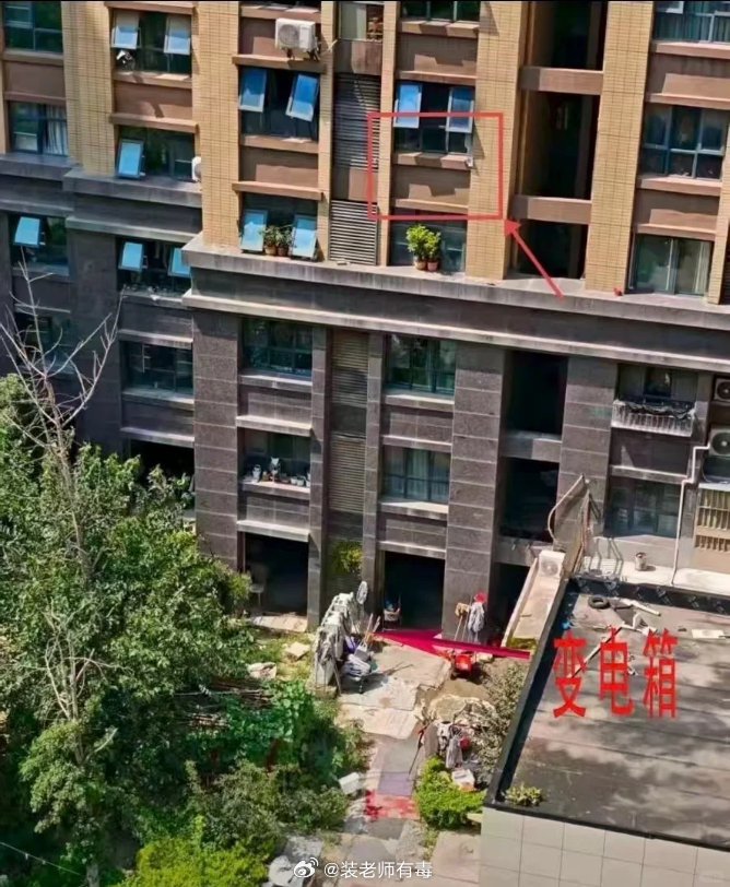 看这张图片，母女被困的位置，地上的变电箱，放花盆的平台突出很多，都很清楚，而且距