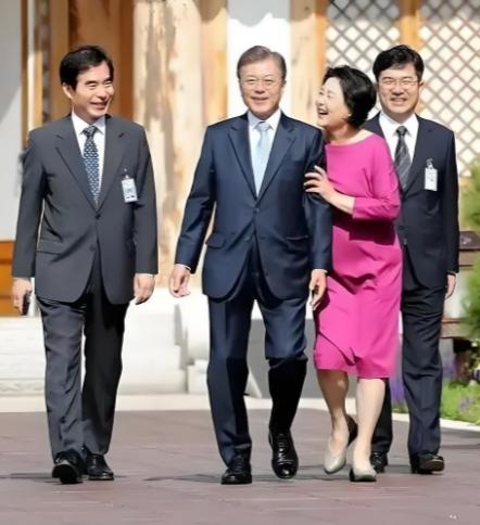 李在明成功竞选后，文在寅成为了大赢家。文在寅成为韩国总统史上唯一一个善终的，