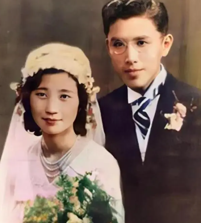 1993年，91岁的周培源散步回家后觉得有点累，他像往常一样，贴在妻子耳旁说“我