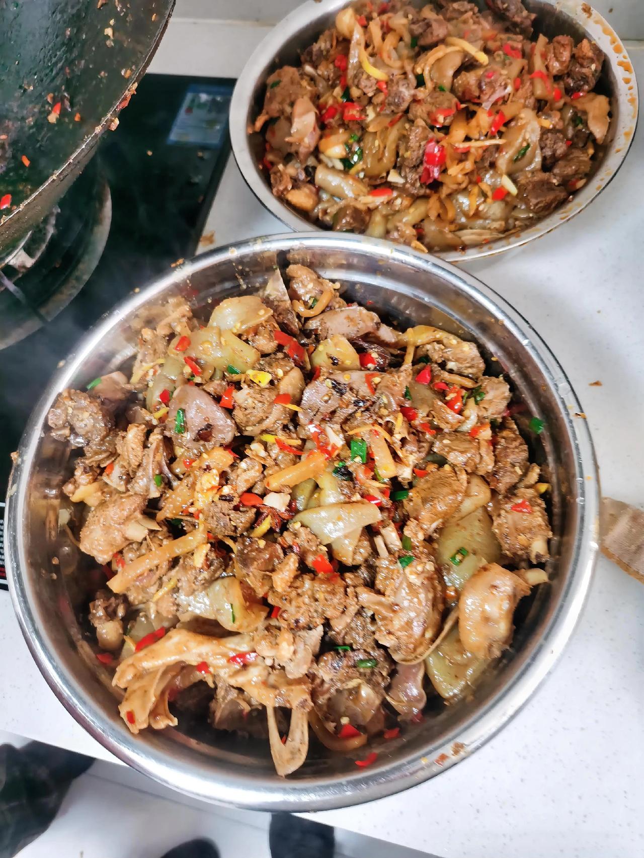 食堂家常菜谱：磨芋鸭猪肉炒莴笋炒青菜。中国冷知识1、全国总人口：14