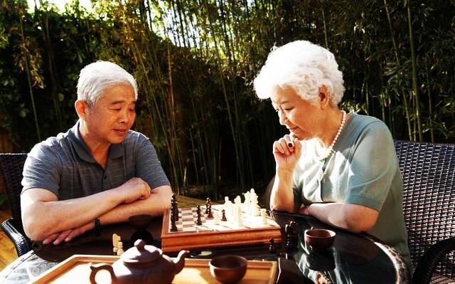 我老伴天天做的3件“养生事”，医生看了直皱眉：很多老人都在错着坚持。上个月