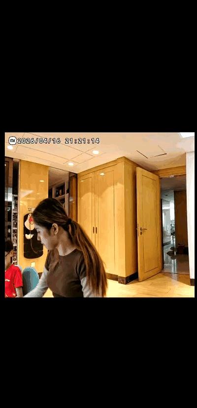 国乒大胖梁靖崑妻子奚美丽，半夜辅导儿子作业直接情绪崩溃，气得拍书！这画面，多少老