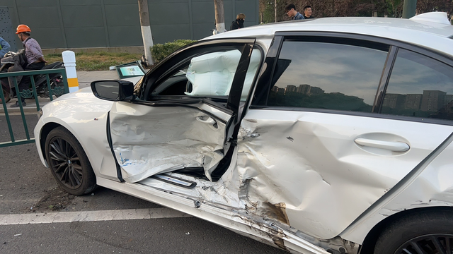 80码撞的人没事就蹭破了点皮可见宝马3系安全系数还是很棒的推荐一下宝马油车电