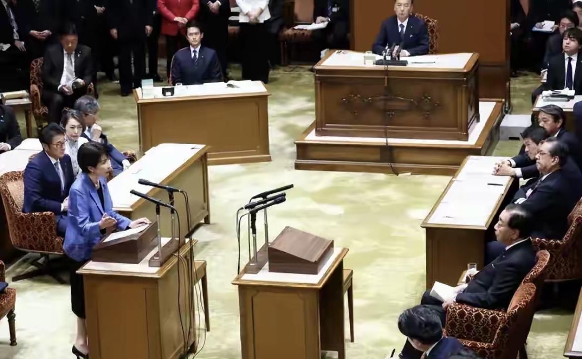 野田佳彦当众质问高市早苗：搞僵中日关系，你敢担责吗？日本国会党首辩论现场直接炸了