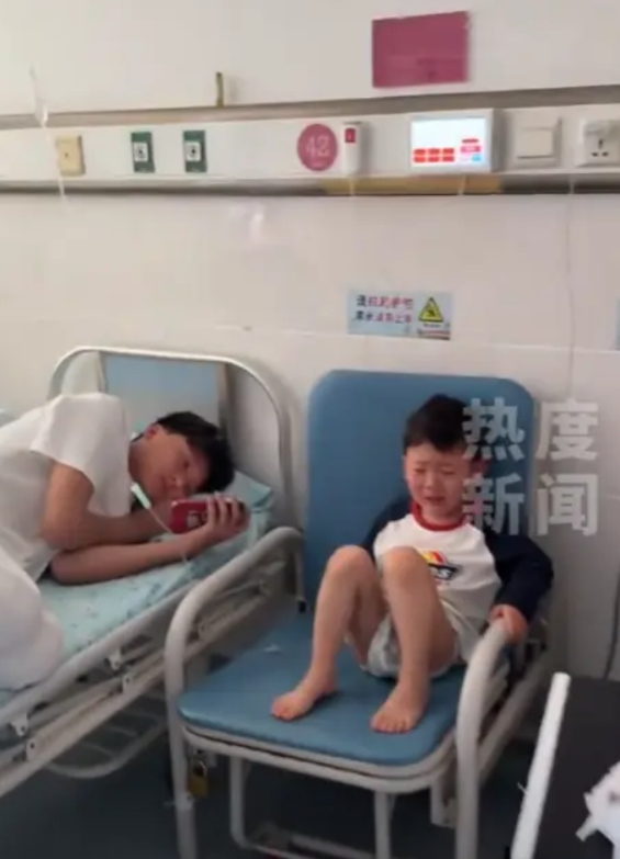 “别把姐逼急了！”5月13日，江苏，一小伙子把生病的外甥赶下病床，自己躺在床上玩