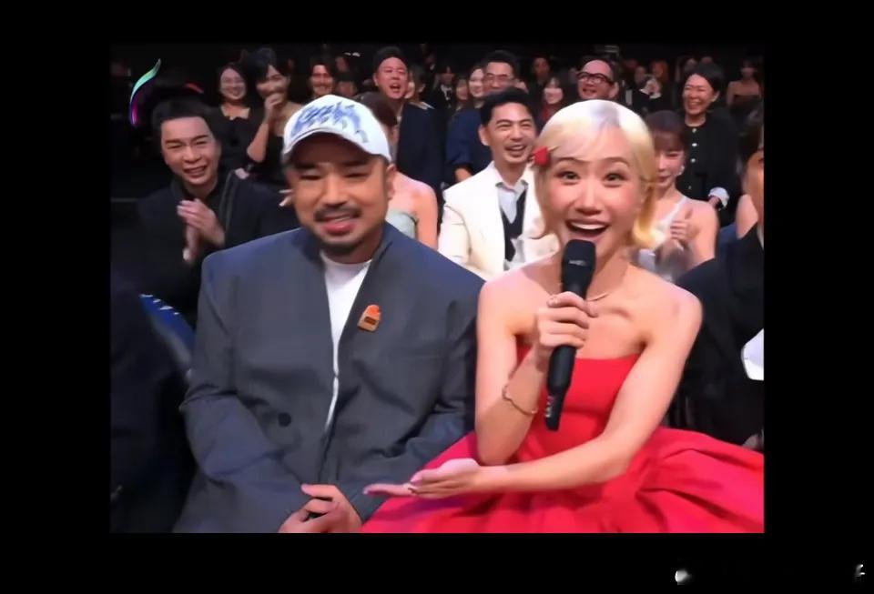 还是湾湾明星会搞事情啊，居然新欢旧爱坐一起，阿达是lulu前男友，陈汉典是lu