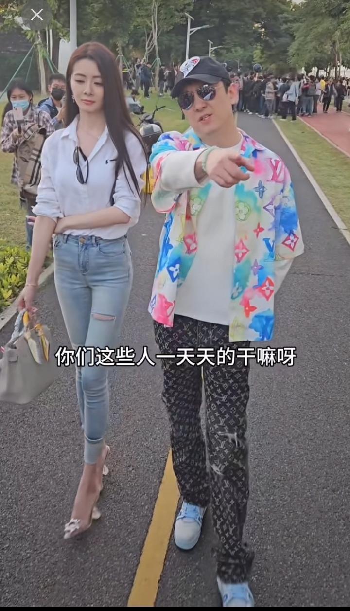 王校长带着美女被人看到追着拍照，王校长说你们这些人一天天干嘛？没事干么？